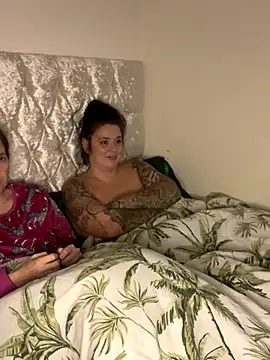 Snapshot of Charsworld chatting on 11.27.25 Charsworld online show from 11.27.25