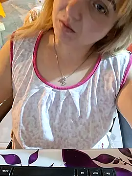 Snapshot of qSensi chatting on 11.21.25 qSensi online show from 11.21.25