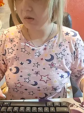 Snapshot of qSensi chatting on 11.28.25 qSensi online show from 11.28.25