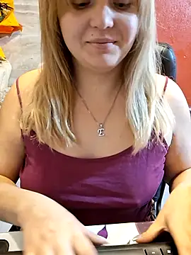 Snapshot of qSensi chatting on 12.02.25 qSensi online show from 12.02.25