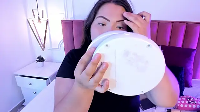 Snapshot of Tessa_Sinclaire chatting on 10.13.25 Tessa Sinclaire online show from 10.13.25