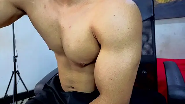 Snapshot of DylanGuss chatting on 10.01.25 DylanGuss online show from 10.01.25