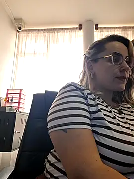 Snapshot of CurvyLust_x chatting on 11.04.25 CurvyLust x online show from 11.04.25