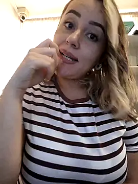 Snapshot of CurvyLust_x chatting on 11.13.25 CurvyLust x online show from 11.13.25