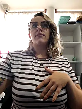 Snapshot of CurvyLust_x chatting on 11.24.25 CurvyLust x online show from 11.24.25