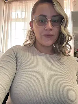 Snapshot of CurvyLust_x chatting on 12.16.25 CurvyLust x online show from 12.16.25