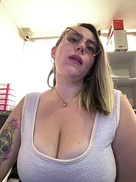 Snapshot of CurvyLust_x chatting on 02.18.26 CurvyLust x online show from 02.18.26