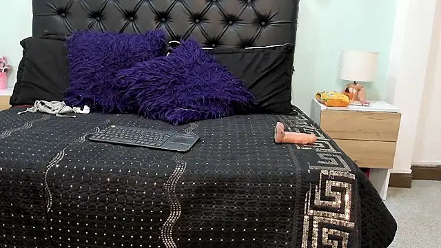 Marianee Rousse online show from 11.12.25