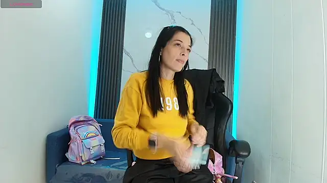 Snapshot of ShaunaDream chatting on 10.18.25 ShaunaDream online show from 10.18.25