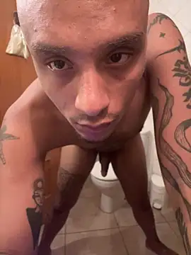 Snapshot of IskanderDemian chatting on 10.18.25 IskanderDemian online show from 10.18.25