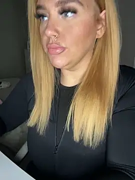 Snapshot of MysteriousMylaX chatting on 11.03.25 MysteriousMylaX online show from 11.03.25