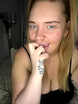 Snapshot of MysteriousMylaX chatting on 11.05.25 MysteriousMylaX online show from 11.05.25