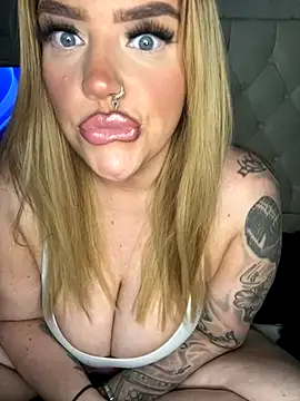 Snapshot of MysteriousMylaX chatting on 11.29.25 MysteriousMylaX online show from 11.29.25