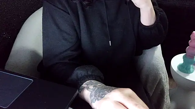 Snapshot of fetishslut4u chatting on 10.17.25 fetishslut4u online show from 10.17.25