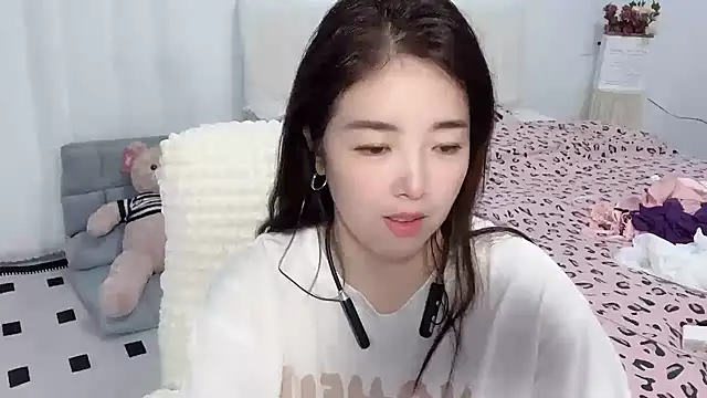 Snapshot of Xiali-166 chatting on 10.26.25 Xiali-166 online show from 10.26.25