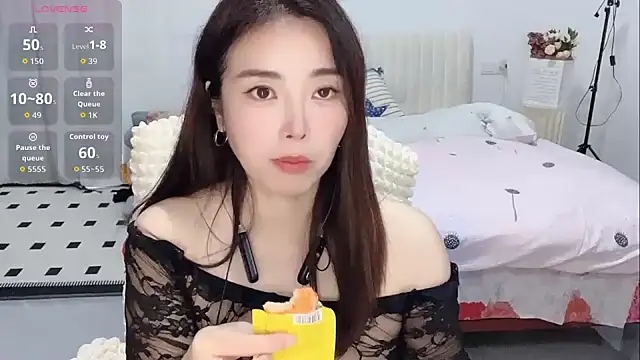 Snapshot of Xiali-166 chatting on 11.02.25 Xiali-166 online show from 11.02.25