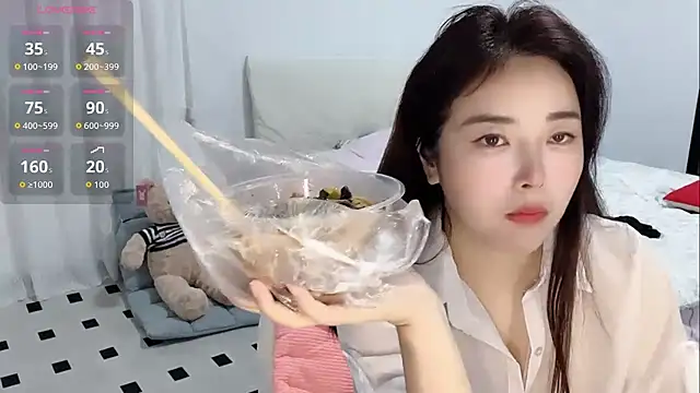 Snapshot of Xiali-166 chatting on 11.17.25 Xiali-166 online show from 11.17.25