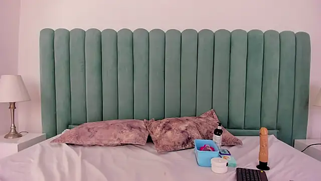 EmilyHanks  online show from 11.24.25