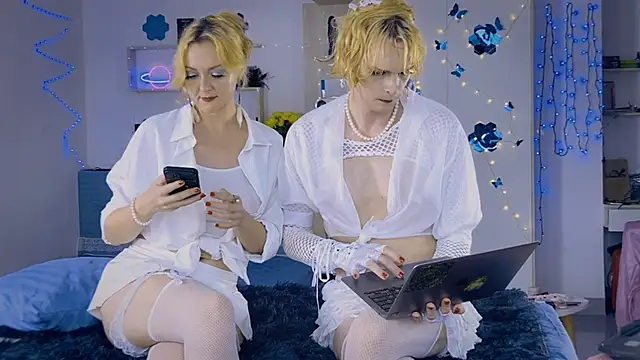 LolaSpaisTS online show from 11.23.25