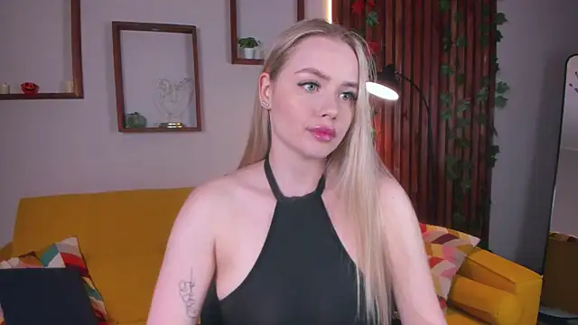 Snapshot of AvroraGoldie chatting on 11.14.25 AvroraGoldie online show from 11.14.25