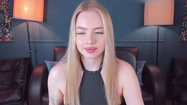 Snapshot of AvroraGoldie chatting on 11.25.25 AvroraGoldie online show from 11.25.25