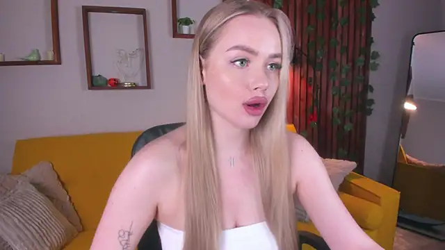 Snapshot of AvroraGoldie chatting on 11.30.25 AvroraGoldie online show from 11.30.25