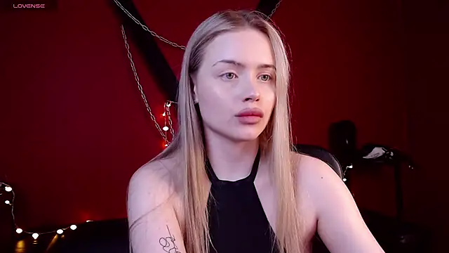 Snapshot of AvroraGoldie chatting on 12.03.25 AvroraGoldie online show from 12.03.25