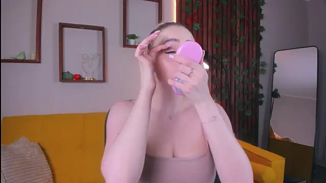 Snapshot of AvroraGoldie chatting on 12.05.25 AvroraGoldie online show from 12.05.25