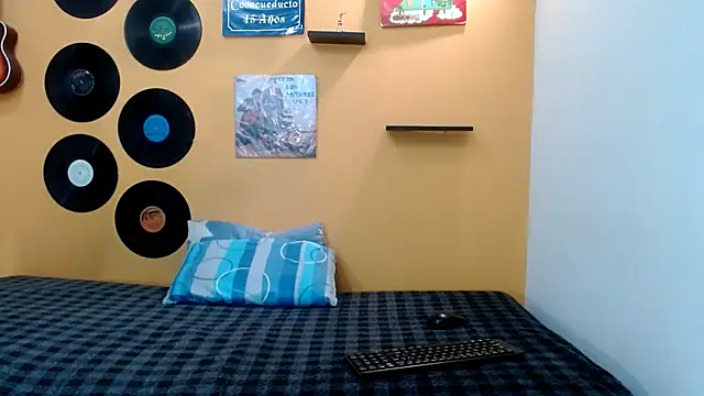 skinnyverus18 online show from 03.25.26