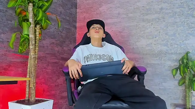 Snapshot of ArthurCox chatting on 09.20.25 ArthurCox online show from 09.20.25