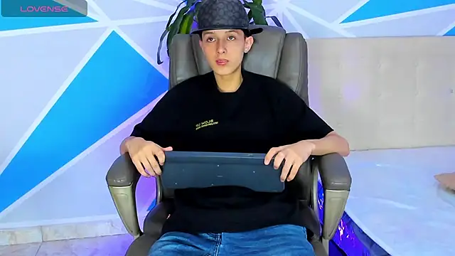 Snapshot of ArthurCox chatting on 09.22.25 ArthurCox online show from 09.22.25