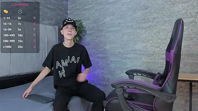 Snapshot of ArthurCox chatting on 11.01.25 ArthurCox online show from 11.01.25