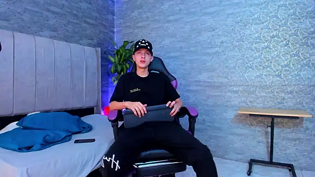 Snapshot of ArthurCox chatting on 11.05.25 ArthurCox online show from 11.05.25