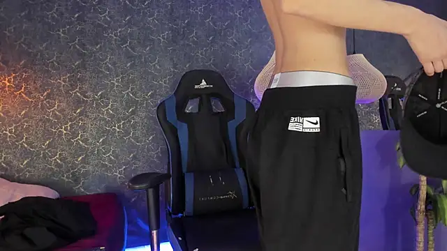 Snapshot of ArthurCox chatting on 11.16.25 ArthurCox online show from 11.16.25