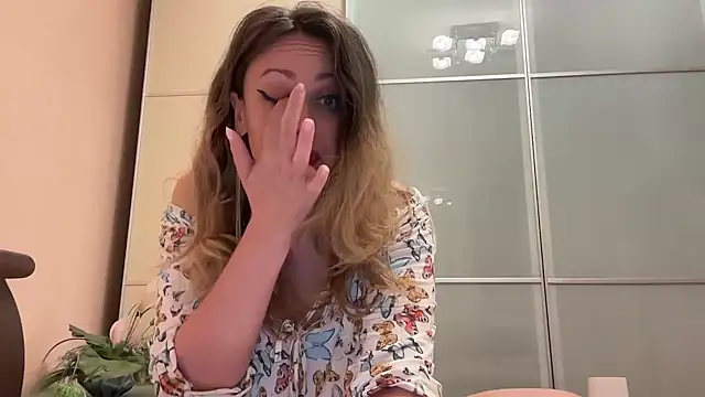 Snapshot of Ange1Alexis chatting on 09.21.25 Ange1Alexis online show from 09.21.25