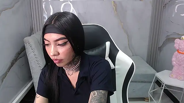 Ashley Blum v online show from 10.11.25