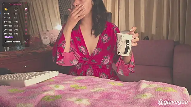Snapshot of gigifontaine__ chatting on 11.30.25 gigifontaine online show from 11.30.25