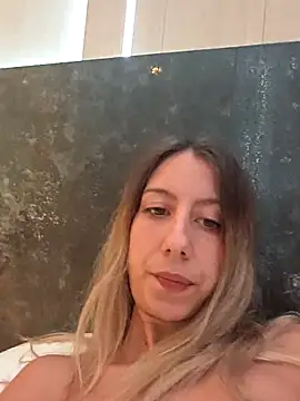 Snapshot of PetiteSecrets chatting on 10.24.25 PetiteSecrets online show from 10.24.25