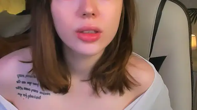 Snapshot of Lunar_Lily chatting on 12.20.25 Lunar Lily online show from 12.20.25