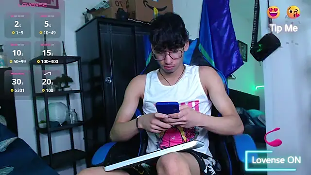 Snapshot of Gael_Jones chatting on 10.01.25 Gael Jones online show from 10.01.25