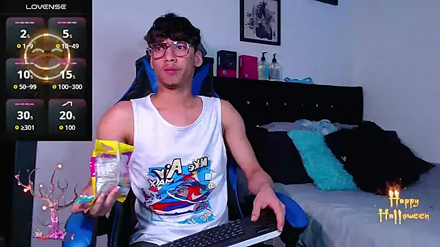 Snapshot of Gael_Jones chatting on 10.21.25 Gael Jones online show from 10.21.25