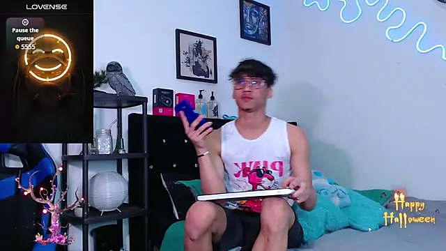 Snapshot of Gael_Jones chatting on 10.23.25 Gael Jones online show from 10.23.25