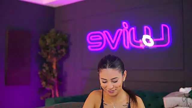 Snapshot of SiennaRuh chatting on 11.18.25 SiennaRuh online show from 11.18.25