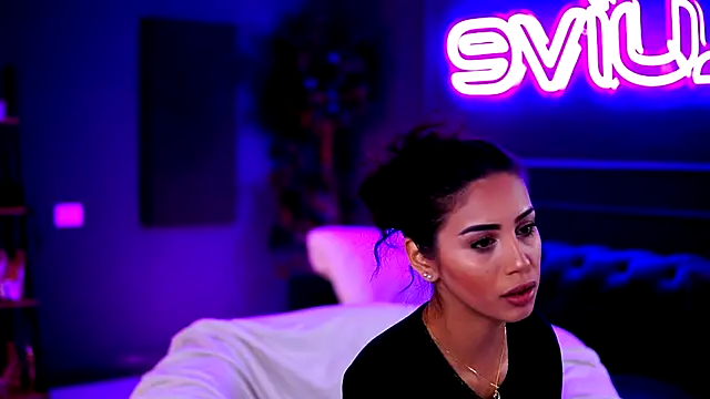 Snapshot of SiennaRuh chatting on 11.19.25 SiennaRuh online show from 11.19.25