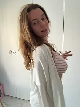 Snapshot of TenderLaGlamor chatting on 11.18.25 TenderLaGlamor online show from 11.18.25