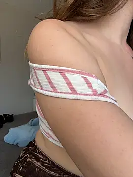 Snapshot of TenderLaGlamor chatting on 11.27.25 TenderLaGlamor online show from 11.27.25