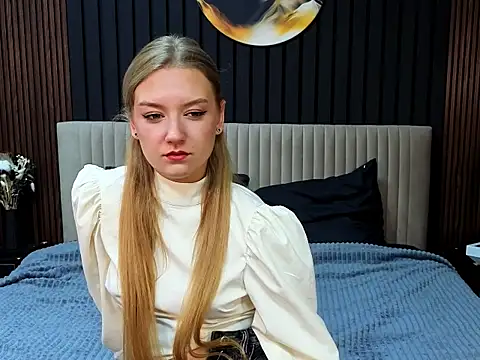 DarcyWilsy online show from 11.04.25