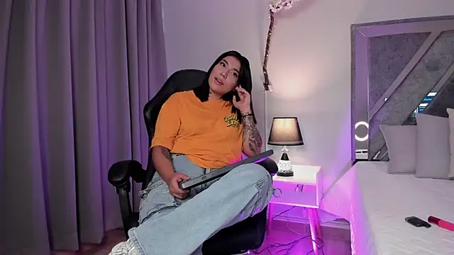 Snapshot of emy_williams chatting on 10.18.25 emy williams online show from 10.18.25