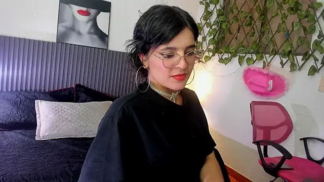 Saraah Dark online show from 09.29.25