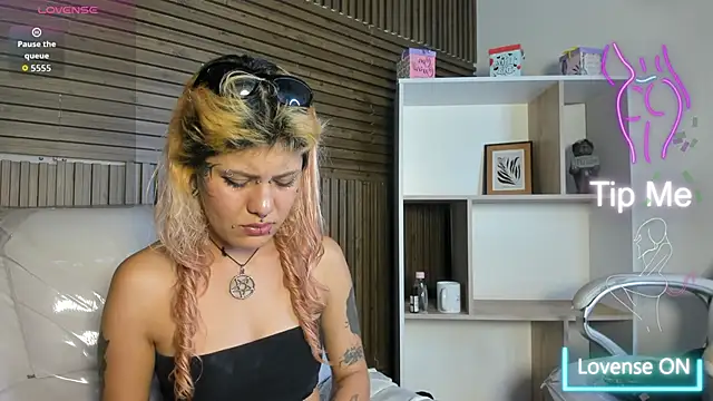 Snapshot of MistressMariam_ chatting on 11.18.25 MistressMariam online show from 11.18.25